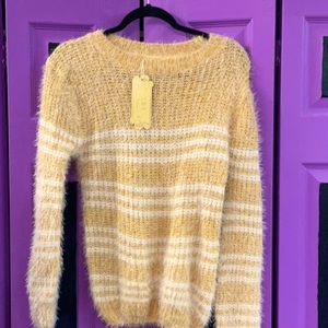 K& y woman’s sweater size large/X-Large beautiful yellow/ white